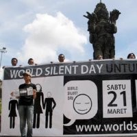 Bayi Bali Dapat Kado Bibit Pohon