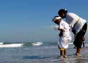 Melasti Umat Hindu di Pantai Kuta