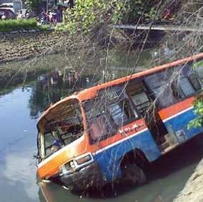 Bus Masuk Sungai di Jl Perintis Kemerdekaan
