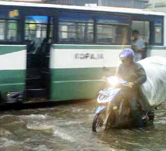 Depan Gedung KPK Tergenang