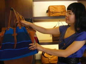 Bergaya dengan Tas  Made In Bandung