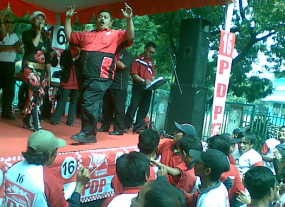 Massa Ajak Caleg PDP Joget Dangdut