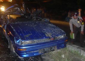 Mitsubishi Galant vs Truk Gandeng, 3 Orang Tewas