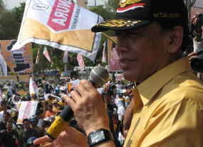 Di Solo, Panggung Kampanye Wiranto Ambrol