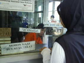 SPBG TransJ Rusak Lagi, Penumpang Bus TransJ Menumpuk