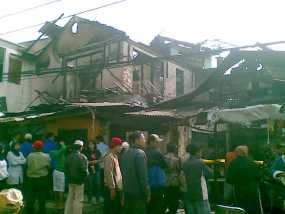 Camat Janji Bantu Bangun Rumah Terbakar