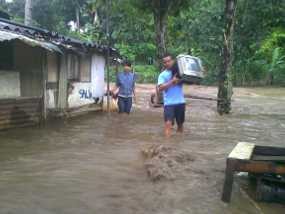 Tiga Motor dan Sepeda Gunung Hanyut Terbawa Arus Sungai