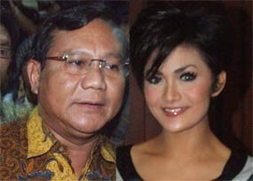 Terbang ke Makassar, Prabowo Ucapkan Selamat Ultah ke KD