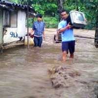 Warga Braga Sibuk Bersihkan Sisa Lumpur Cikapundung