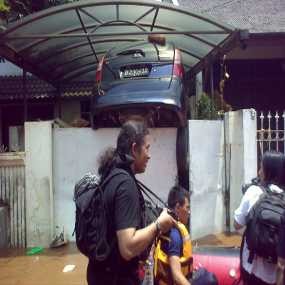 Puluhan Mobil Terseret Arus, Nyungsep ke Atas Pagar dan Bertindihan