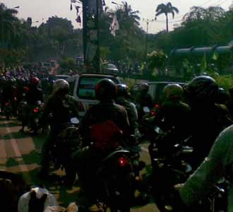 Warga Tonton Banjir, Ciputat Macet