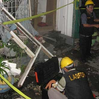 Gegana Selidiki Ledakan di Surabaya