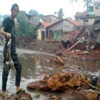 Anak-anak Cari Ikan di Empang Dadakan