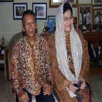 JK Layat Suami Menkes