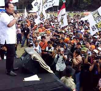 Kader PKS Elu-elukan Hidayat
