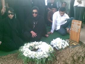 Suami Dikebumikan, Menkes Hujan Air Mata 