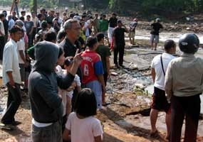 Pedagang Jajanan Ramai-ramai Mengadu Untung di Situ Gintung