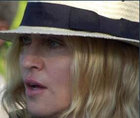 Madonna Keukueh Adopsi Mercy Meski Jadi Kontroversi