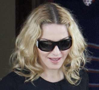 Madonna Hadiri Sidang Adopsi