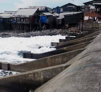 Melihat Kumuhnya Waduk Pluit