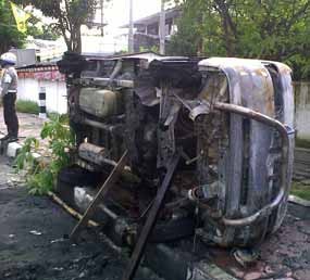 Pick Up Muat Beras di Gresik Terbakar