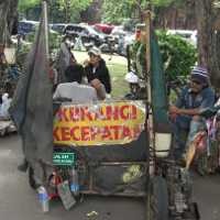 Scooterist Bantu Korban Situ Gintung