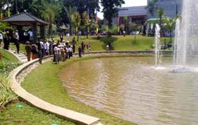 Warga Menunggu Hotspot di Taman Ayodya