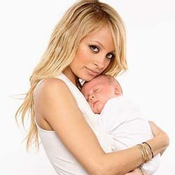 Nicole Richie Labeli Sepatu Dengan Nama Anak
