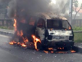 Minibus Terbakar Habis di By Pass Mojokerto