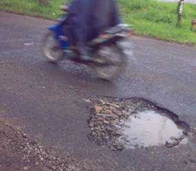 Jalan Berlubang di Bandung Ditambal Butas
