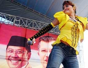 Musim Kampanye, Goyangan Biduan Dangdut Dihargai Rp 1 Juta