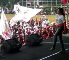 Memalukan! Caleg & Satgas Patriot Rebutan Atribut Partai