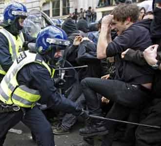 Massa Anti G-20 & Polisi Bentrok