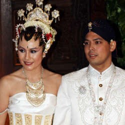 Grogi Ditanya Malam Pertama, Wulan Guritno Ngumpet 