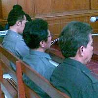 Tiga Terdakwa Serahkan Kasus ke Kuasa Hukum