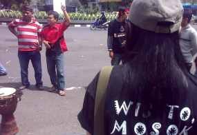 Promosikan Diri, Caleg Miskin Ngamen