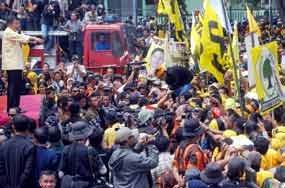 Pendukungnya Basah Kuyup, JK Bangga