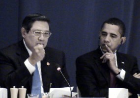 Obama Tepuk Bahu SBY: Capek Ya?