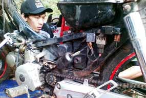 Servis Motor dan HP Gratis di Pengungsian