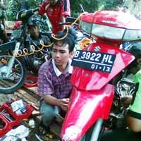 Servis Motor dan HP Gratis di Pengungsian