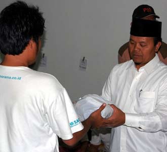 Hidayat Kunjungi Korban Situ Gintung