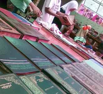 Membersihkan Alquran Korban Air Bah