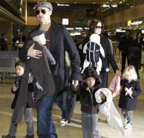 Jolie Dipaksa Nikahi Brad Pitt