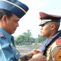 Gubernur AAL Berangkatkan Dua KRI ke Brunei