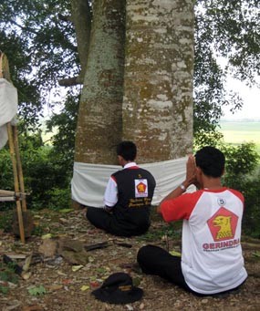 Ada-ada Saja, Demi Raih Suara, Caleg Rela Bersemedi