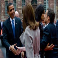 Obama Berikan Pipinya Dicium Mahasiswi Prancis, Setelah Didesak Sarkozy