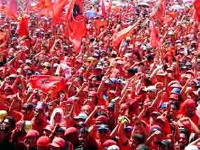 Kartu Nama Caleg PDIP Berserakan di GBK