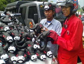 Pedagang Atribut PDIP Laris Manis