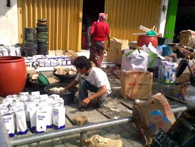 Karyawan Sibuk Menjemur Barang-barang