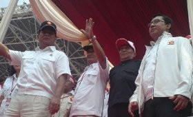 Prabowo Bagi Topi Ke Perempuan Cantik